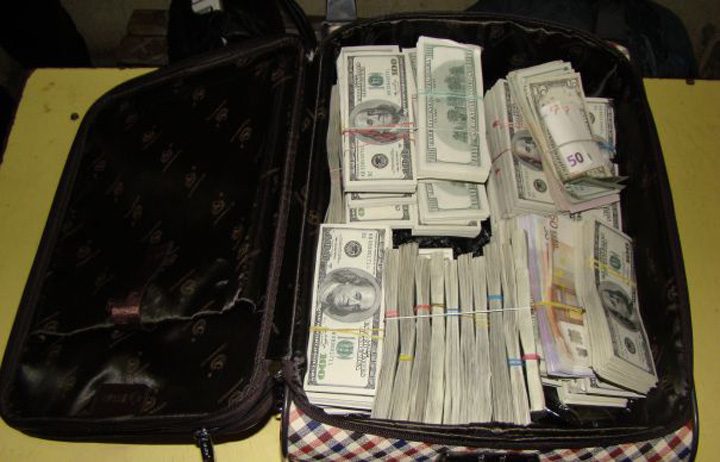 geanta cu bani 720x462 Nassau: Aici sunt banii Dvs.!