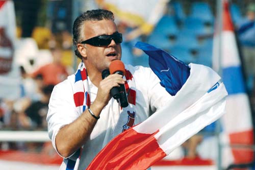 Trubadurul Enache face liste cu invitati pentru Liga Campionilor