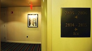 Un angajat al hotelului ar fi fost prezent in apartamentul lui DSK, inainte de intrarea cameristei