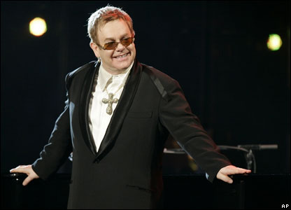 Elton John lupta sa devina taticul anului 2011