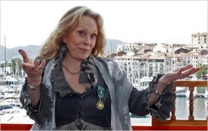 Faye Dunaway decorata cu Ordinul Artelor si Literelor la Cannes