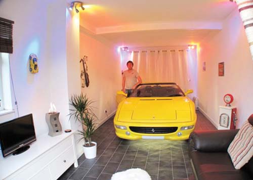 Si-a parcat Ferrari-ul in sufragerie