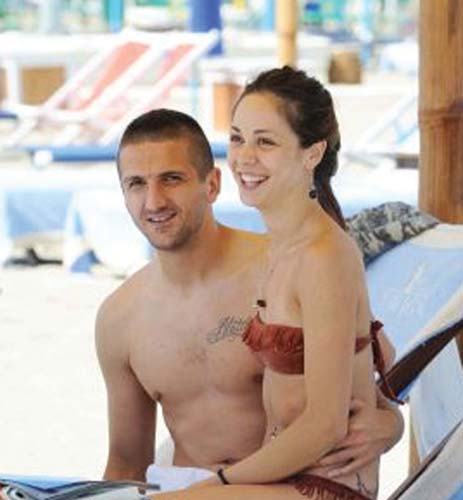 Gamberini, la plaja cu femeia lui si tatuajele ei