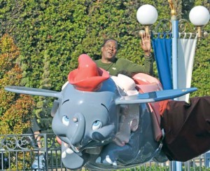 Dr. Conrad Murray Brings the Famliy to Disneyland - Ziarul National