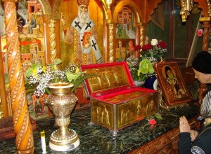 Inchinare la moastele Sfintilor Imparati Constantin si Elena