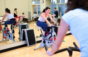 sala-fitness-exercitii-instructor-miscari-calorii