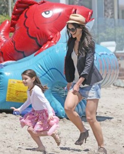 Katie Holmes And Suri Hit The Beach - Ziarul National