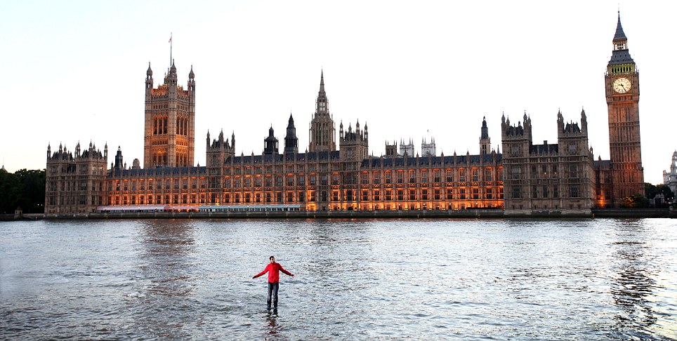 Un iluzionist britanic a traversat Tamisa mergand pe apa (VIDEO)