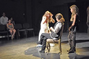 Fetele pe scena copy - Ziarul National