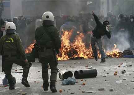 VIDEO VIOLENTE – Grecia se revolta impotriva Zeilor FMI