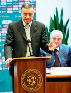 Mircea Sandu si Dumitru Dragomir au pus in practica scenariul "politistul bun, politistul rau" la Comitetul Executiv