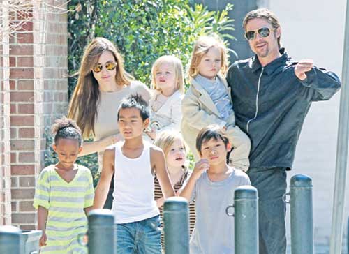 Angelina nu isi lasa copiii la scoala