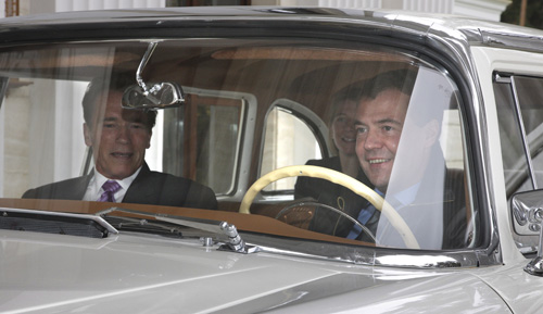 VIDEO SOC: Vezi cum era sa intre Medvedev cu jeep-ul in multime