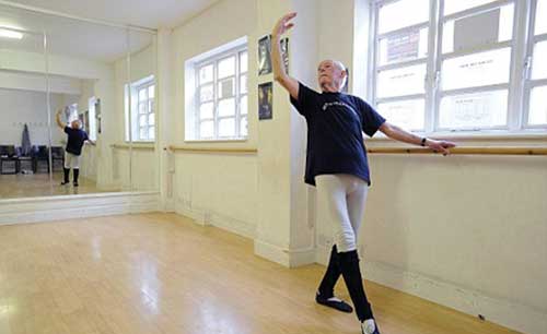 Uite-l ce mai danseaza la 91 de ani!