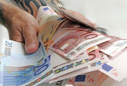 Romanii care lucreaza in strainatate pun ban pe ban