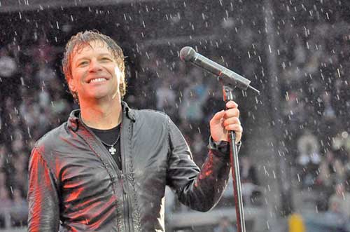 Jon Bon Jovi, concert intr-un picior la Bucuresti