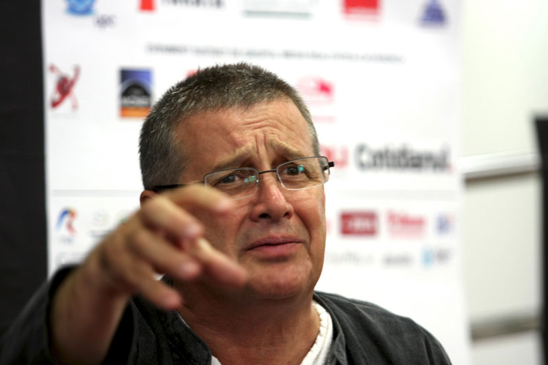 Mircea Dinescu ranit usor in accident. BMW-ul sau e zob