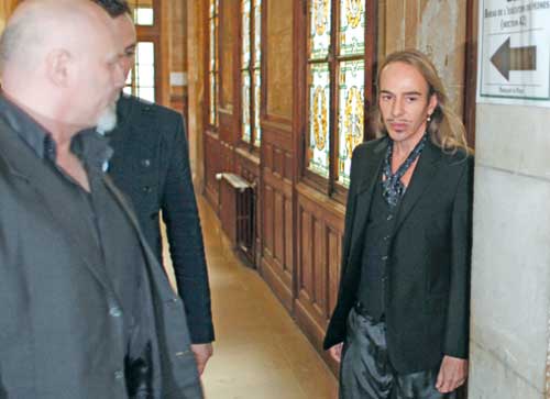 Dior i-a trantit usa in nas lui Galliano