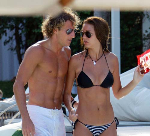 Forlan isi bronzeaza logodnica la Miami