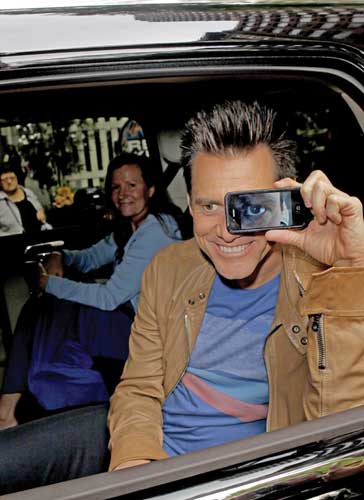 Jim Carrey le face poze fanilor