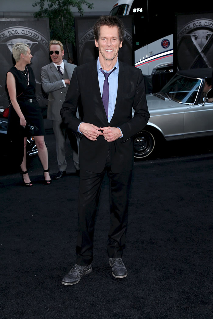 Kevin Bacon si-a facut masca de frica fanilor