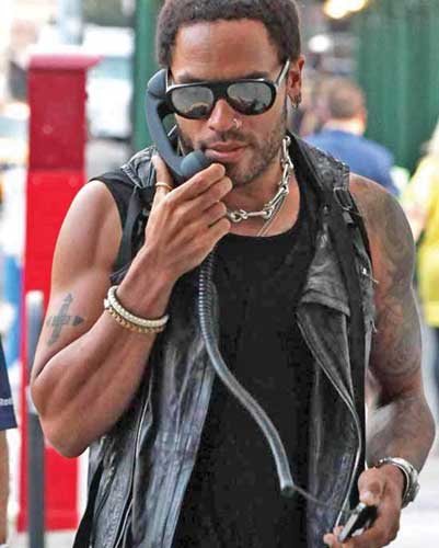 Lenny Kravitz umbla cu receptorul la ureche si pe strada