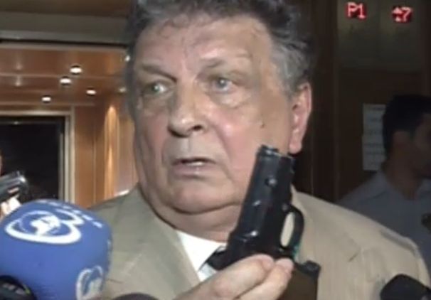 Constantin Dutu a scos pistolul in Parlament