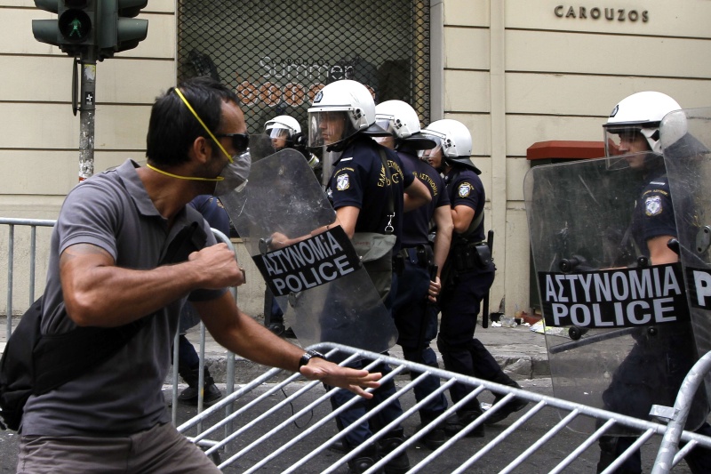 Parlamentul a dat foc la valiza Greciei