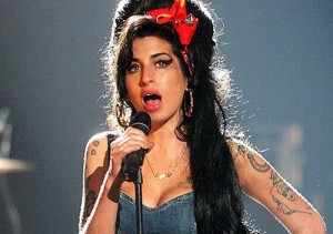 Amy-Winehouse-a-murit-supradoza-droguri-alcool-londra