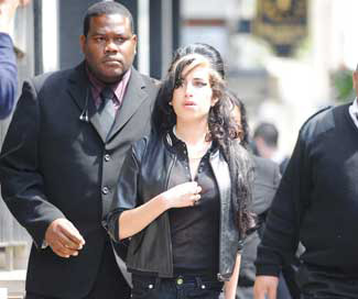 Amy Winehouse s-a drogat 36 de ore la rand