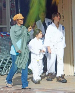 Michael Jackson - Ziarul National's Three Children Leave Karate Class