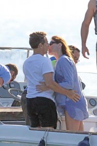 Nicolas Sarkozy mit seiner schwangeren Ehefrau Carla Bruni im Urlaub in Bormes les Mimosas - Ziarul National