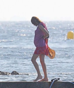 Carla Bruni im Urlaub in Bormes les Mimosas - Ziarul National