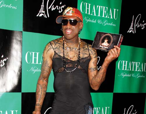 Dennis Rodman isi promoveaza trabucurile in maiou de dama