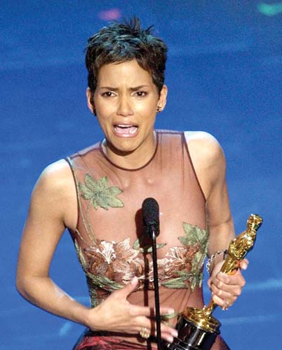 Halle Berry, urmarita de un barbat misterios