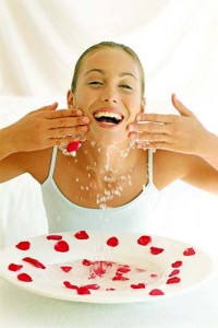 Woman Rinsing Her Face - Ziarul National