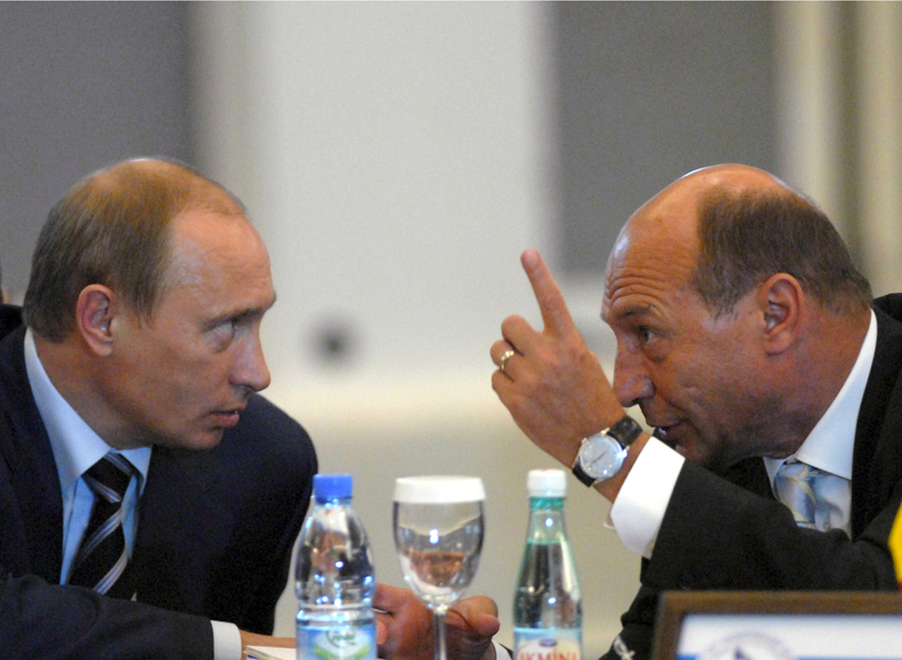 Rusia si Opozitia ii fac statuie de erou national lui Basescu