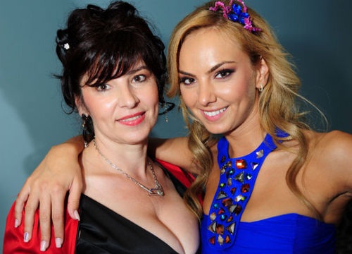 roxana-ionescu-mama-sani-bust-proeminent-gropite-obraji-foto-showbiz.ro