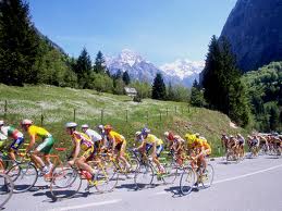 (VIDEO) Incepe Turul Frantei 2011! Andy Schleck il pandeste pe Contador Alberto in „Marea Bucla”