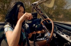 Inna-Un-Momento-canta-videoclip