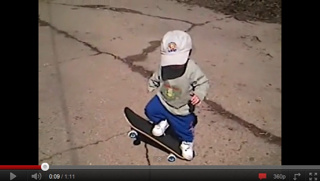 Face scheme pe skateboard, la doar un an!