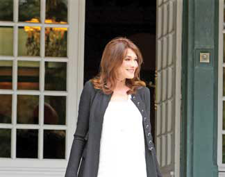 Vezi ce drogat o consiliaza pe Carla Bruni