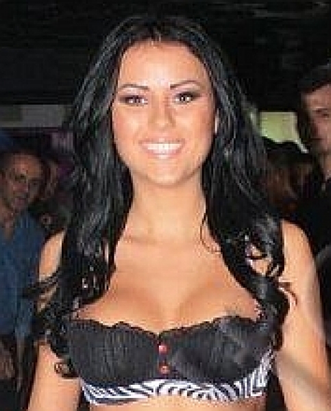 Daniela Crudu, cat pe ce sa ramana cu sanii pe-afara, in plina strada!