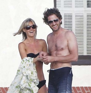 EXCLUSIVE... EXCL..Shirtless Gerard Butler And His Hot Mystery Blonde! - Ziarul National