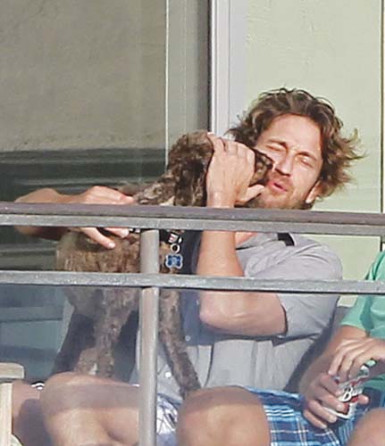 Gerard Butler are lipici la blonde si catei