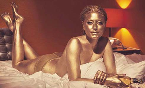 Berea blonda se promoveaza topless