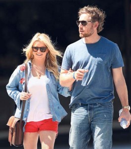 Jessica Simpson and Eric Johnson Hold Hands On Campus - Ziarul National