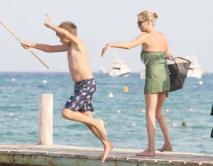 SUR UN PONTON DE SAINT-TROPEZ, KATE MOSS POUSSE UNE JEUNE GARCON - Ziarul National