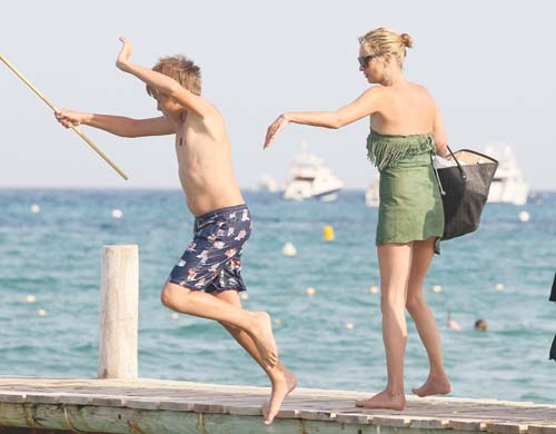 Uite cum se balaceste Kate Moss la Saint Tropez