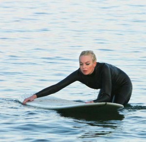 Lindsay Lohan Does a Surfboard Photo Shoot in Malibu - Ziarul National